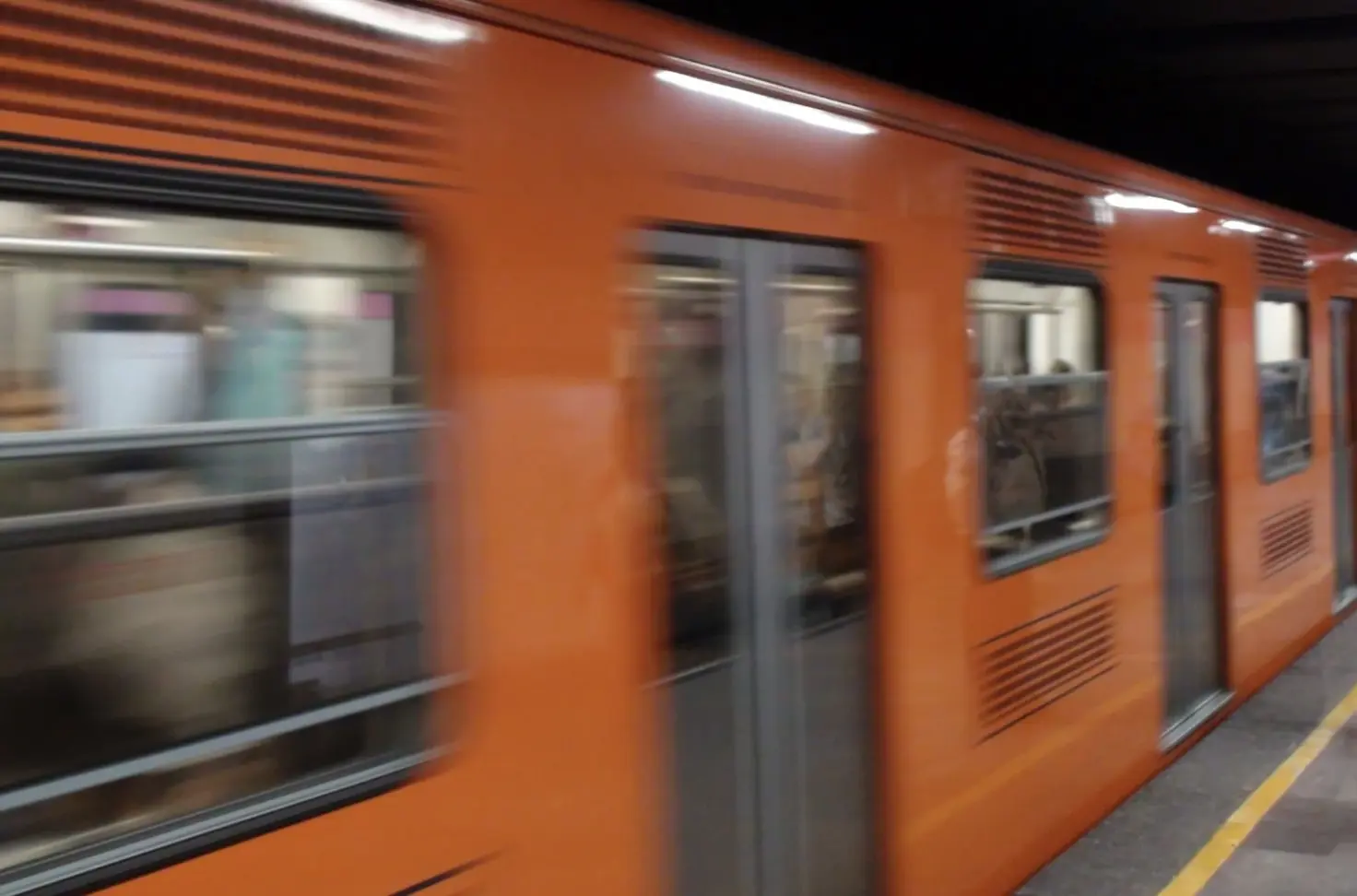 Vagón del Metro CDMX    Foto: X (@MetroCDMX) I Canva