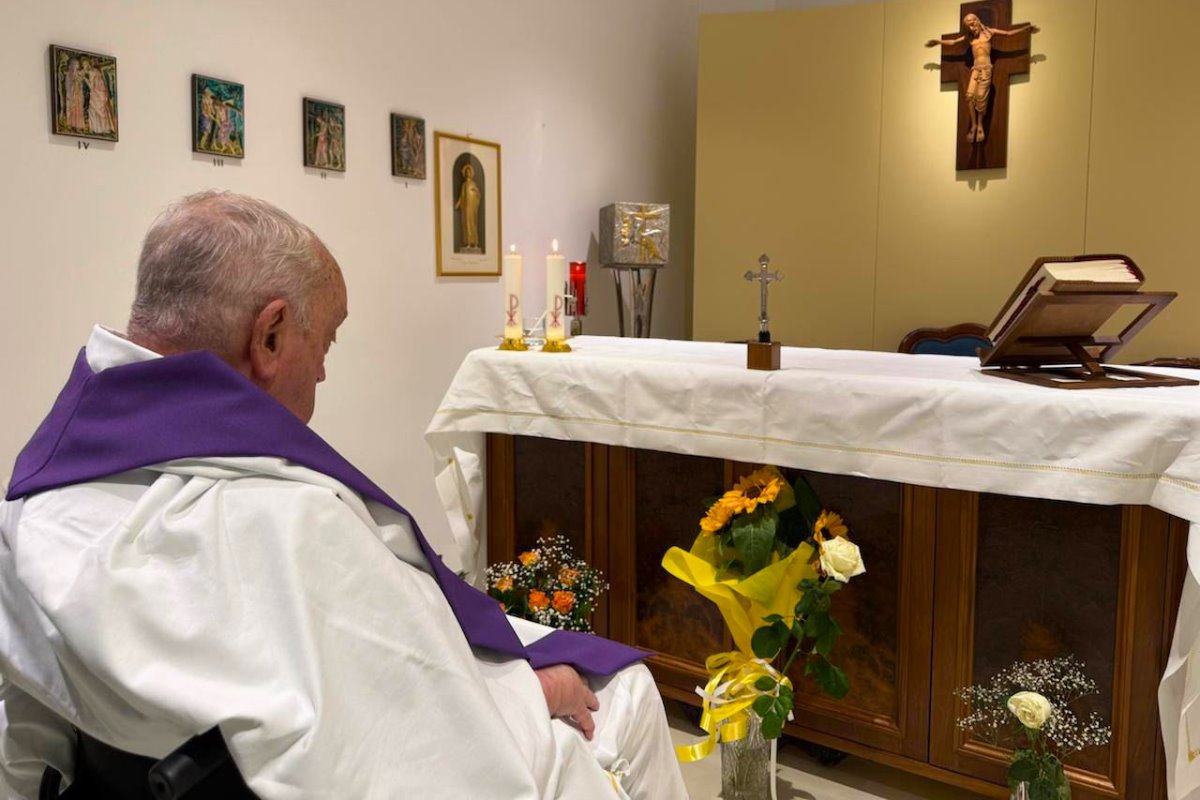 El Papa Francisco en la capilla del Policlínico Gemelli. Créditos: X (@vaticannews_es).