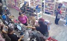 VIDEO| 2 mujeres roban cosméticos en negocio del Centro Histórico de Durango 