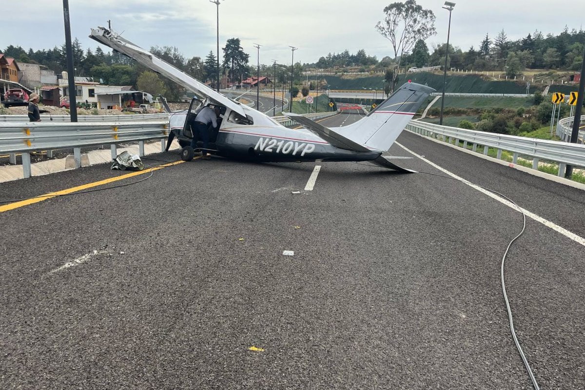 Una aeronave Cessna T210, matrícula N210YP, realiza un aterrizaje de emergencia en la autopista Real del Monte-Huasca.