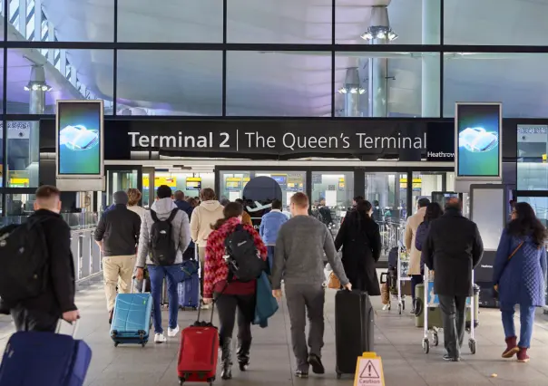 Aeropuerto Heathrow en Londres reanuda vuelos tras corte de energía