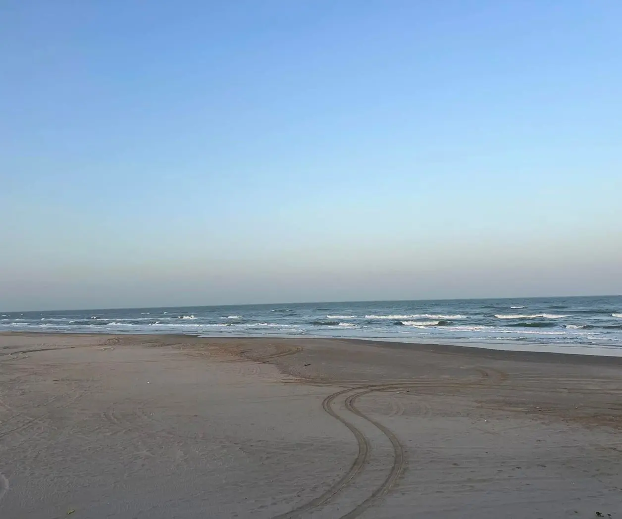 La presidenta de Soto La Marina mencionó que el equipo de la SEDENA ya garantizó al gobierno municipal que la carretera está 100% segura para llegar a la playa. Foto: Pagina Oficial La Pesca, Tamaulipas.