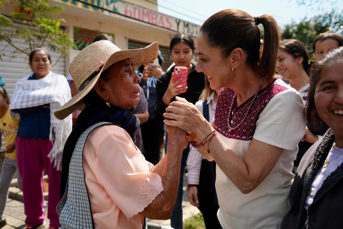 Presidenta Claudia Sheinbaum en San Ángel Zurumucapio. Créditos: X (@Claudiashein).