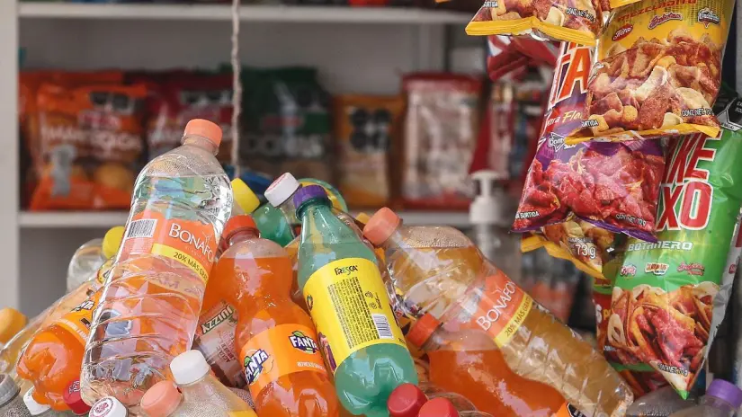 Mientras tanto, proveedores como Pepsi ya tiraron la toalla y anunciaron que dejarán de surtir refrescos a las cooperativas escolares por miedo a sanciones. Foto: Redes Sociales