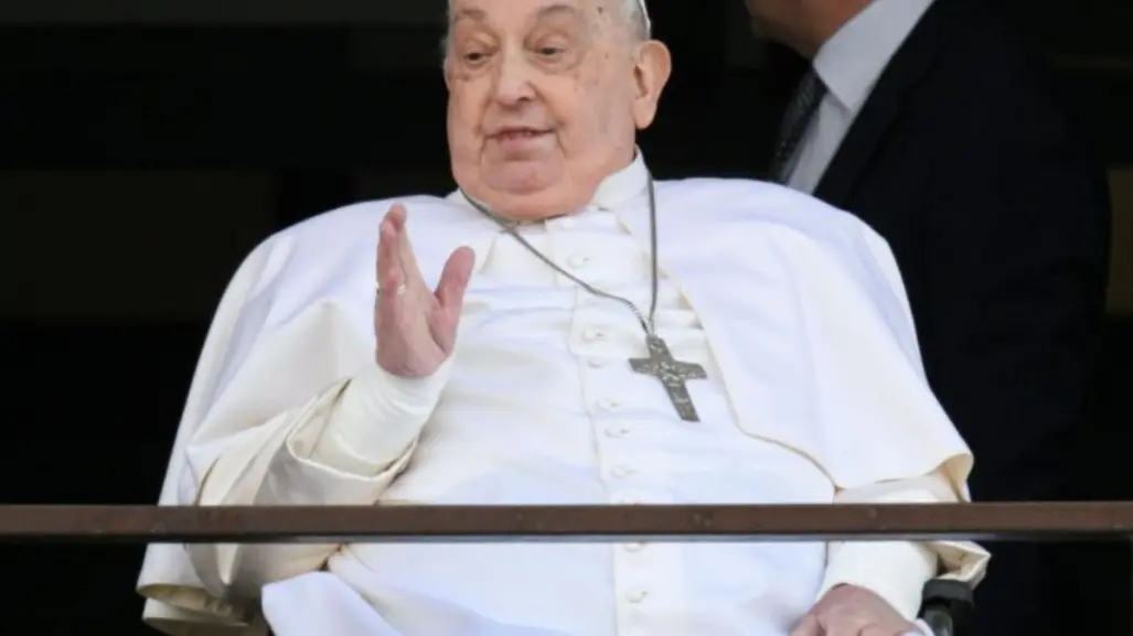 Papa Francisco aparece por primera vez en público después de 38 días hospitalizado