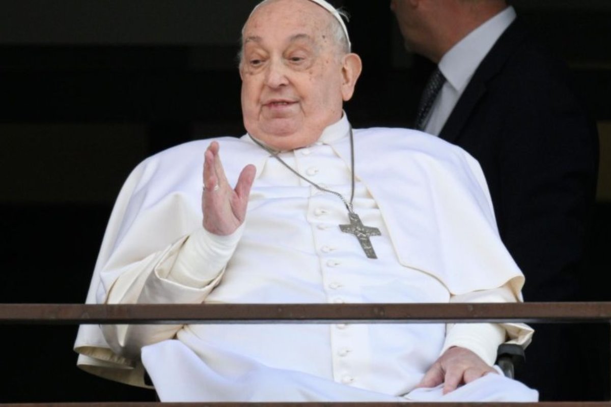 Papa Francisco regresa al Vaticano tras ser hospitalizado en el Hospital Gemelli de Roma. Créditos: X (@VaticanNews).