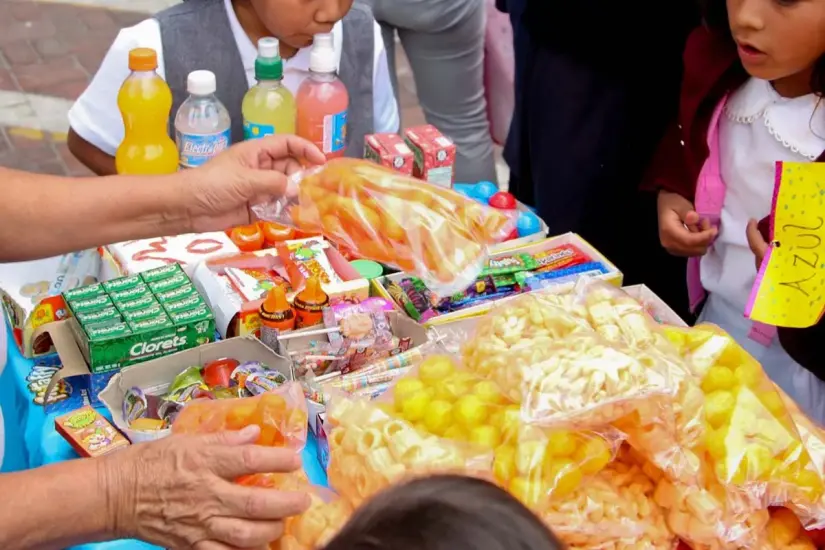 Aunque la Secretaría de Educación estatal promueve la alimentación sana dentro de planteles, reconoce que no tiene control sobre lo que venden en los alrededores. Foto: Redes Sociales