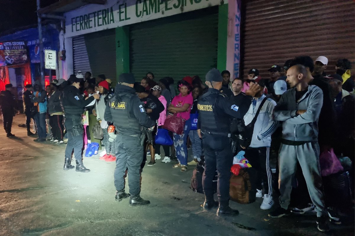 Capturados dos presuntos “coyotes”. Créditos: X (@PNCdeGuatemala).