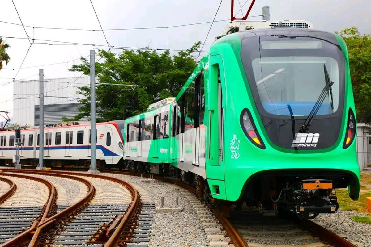 El video que se publicó en redes sociales se puede ver que las personas que estaban en la estación comienzan a asistir a la mujer, quien además, comienzan a tranquilizarla. Foto: Rutas Urbanas y Metrorrey N,L. Oficial