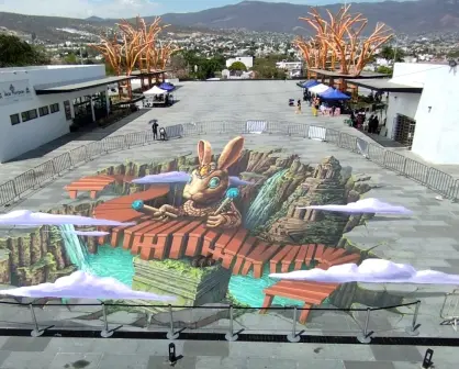 Mexicanos pintan los suelos de Chiapas. ¿Qué puedes ver en tercera dimensión?