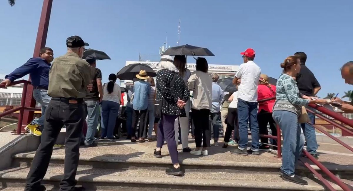 Un grupo de 50 ciudadanos, se manifestó frente a las oficinas de la COMAPA Sur para denunciar pésima calidad en el servicio y lo caro que es. Foto: Redes Sociales