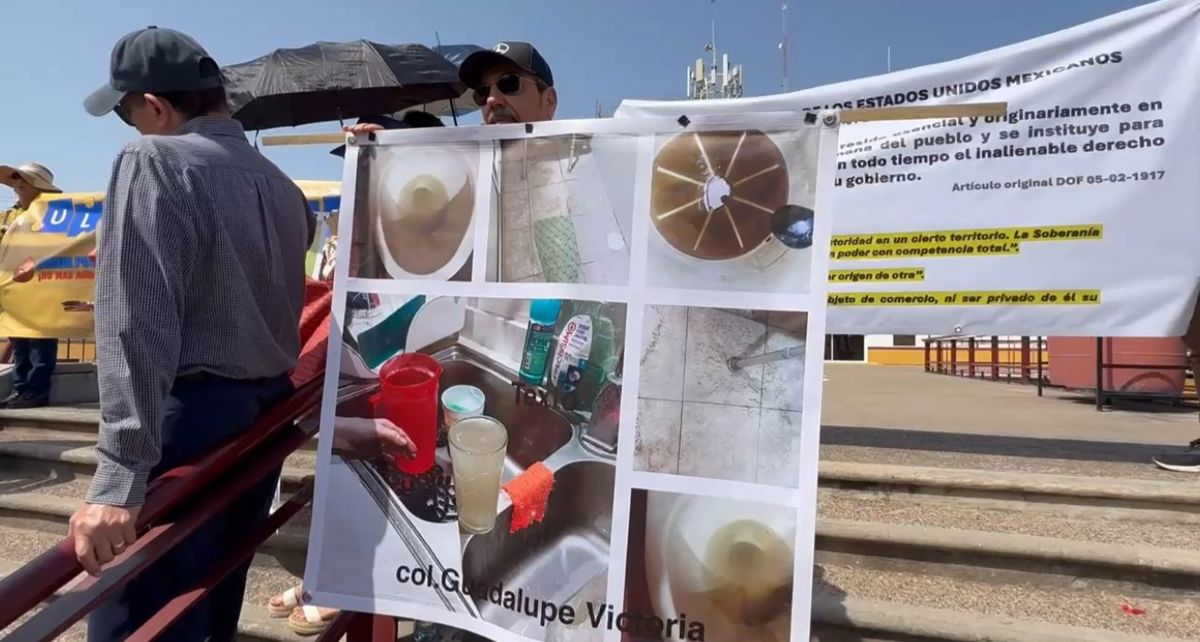 Con pancartas en mano y llevando botellas con el agua sucia que sale de sus llaves, los manifestantes exigieron respuestas a sus demandas. Foto: Redes Sociales