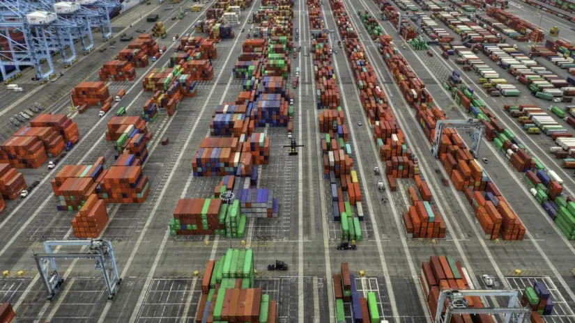 La incertidumbre ante la posible implementación de aranceles a productos mexicanos exportados a Estados Unidos en abril está generando alarma entre los empresarios de Matamoros. Foto: Freepik