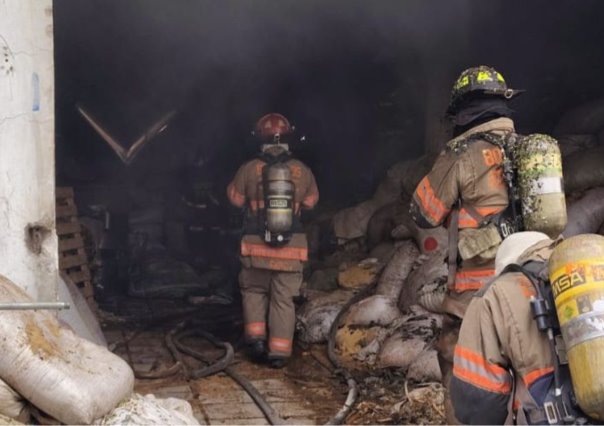 Incendio en bodega pone alerta a servicios de emergencia en Ecatepec