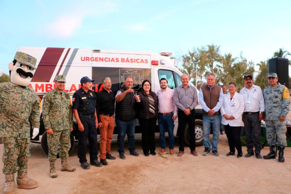 Entrega de la ambulancia en Todos Santos. Foto: Gobierno del Estado.