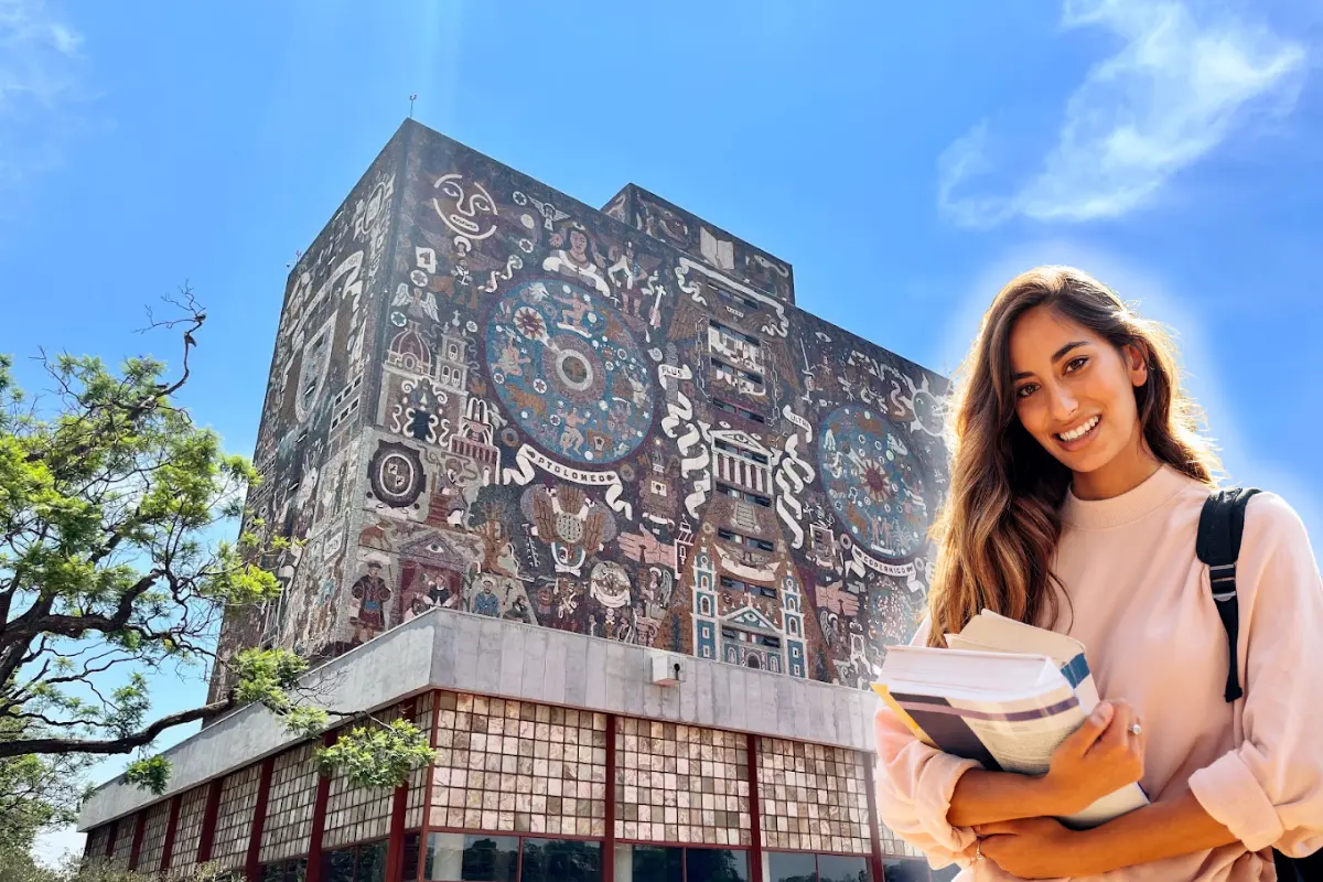 De fondo Biblioteca Central de la UNAM, persona con libro. Foto: Maps (Jorge Sánchez) | Canva