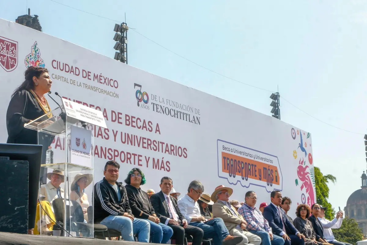 Clara Brugada en la entrega de becas para transporte a universitarios. Foto: X (@ClaraBrugadaM) | Canva