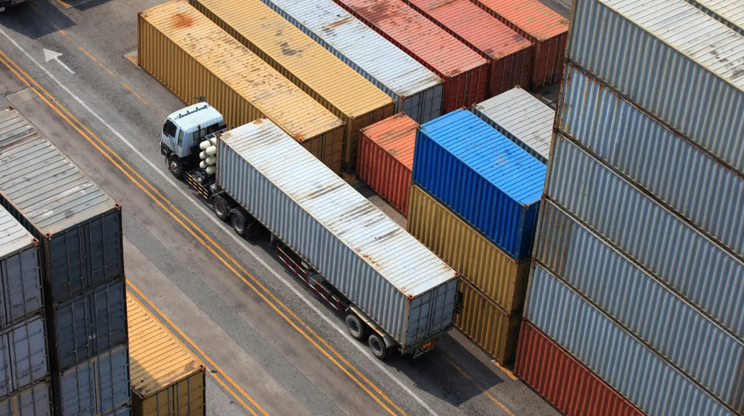 La incertidumbre ante la posible implementación de aranceles a productos mexicanos exportados a Estados Unidos en abril está generando alarma entre los empresarios de Matamoros. Foto: Freepik