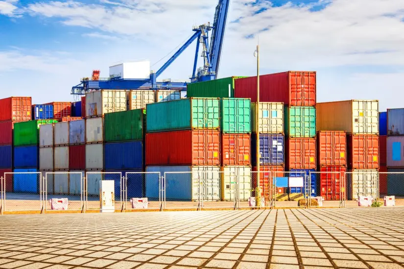La incertidumbre ante la posible implementación de aranceles a productos mexicanos exportados a Estados Unidos en abril está generando alarma entre los empresarios de Matamoros. Foto: Freepik