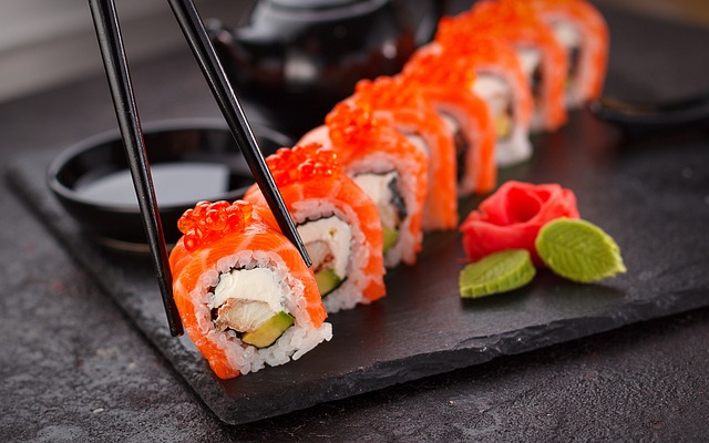 Los Cabos se prepara para el primer Festival de Sushi, donde chefs de todo el mundo presentarán lo mejor de la gastronomía japonesa. Foto: drawsandcooks / Pixabay