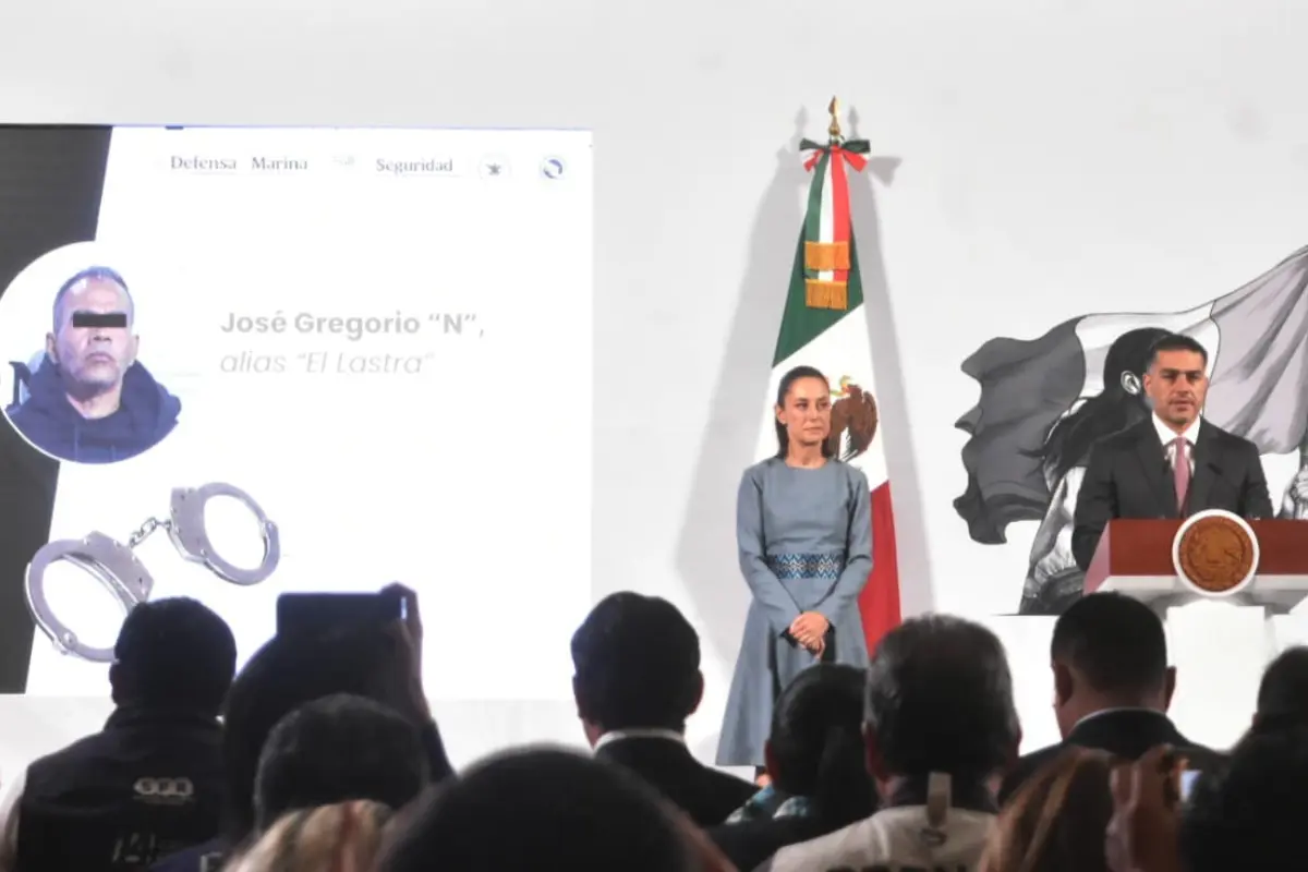 Omar García Harfuch presentando al integrante del CJNG, detenido en CDMX. Foto: Enrique Pérez Huerta