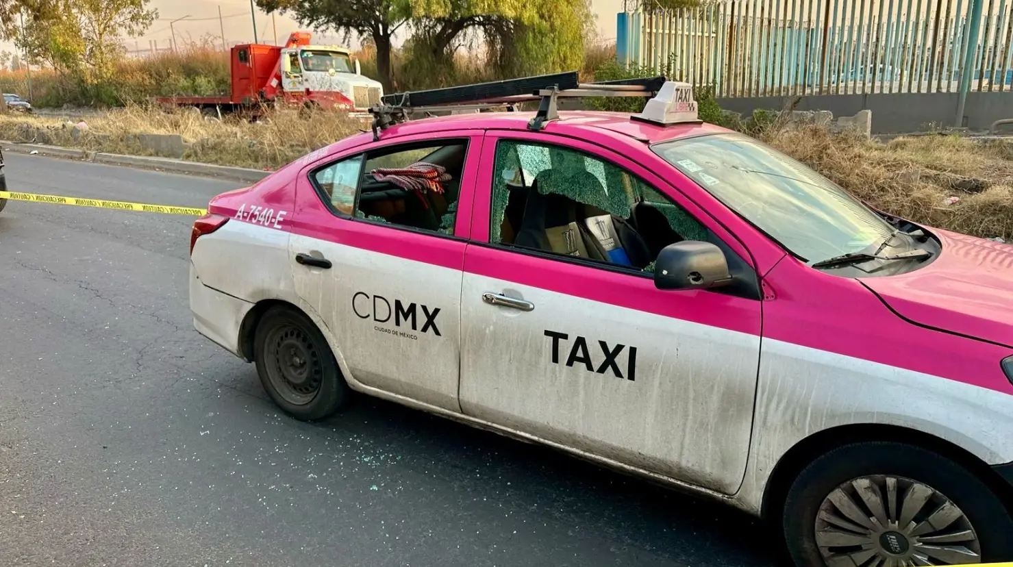 La policía municipal y la Fiscalía del Estado de México acordonaron el área donde se encontró el taxi. Imagen: Cortesía