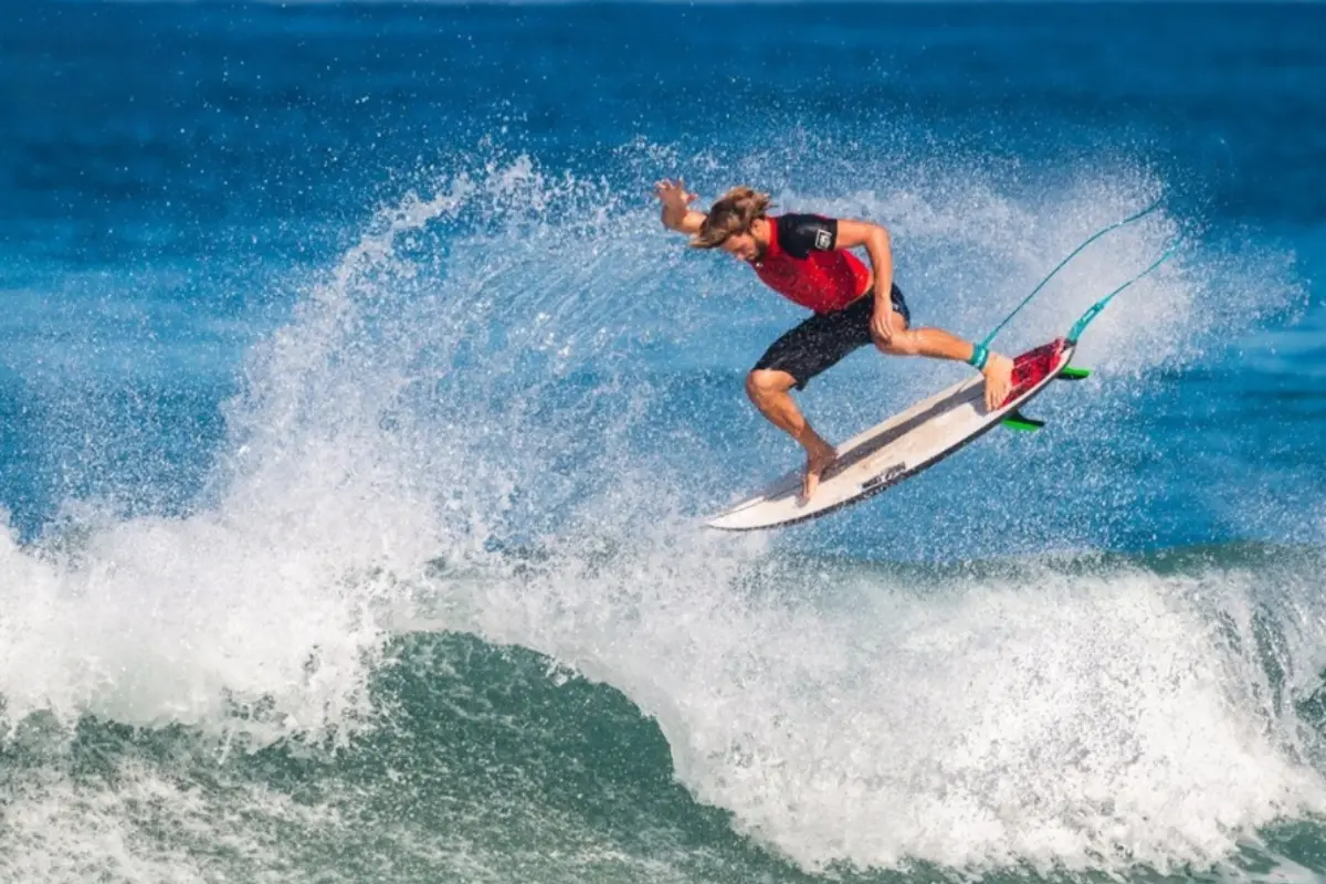 Las playas de la Riviera Nayarit ofrecen olas para todos los niveles de surf, además de que se pueden disfrutar playas poco conocidas. Foto: IG @labahiamasbellapv