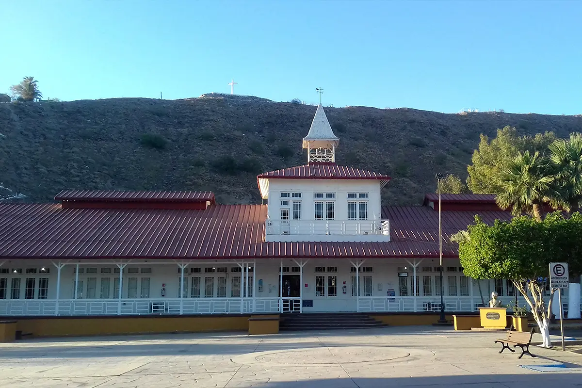 El Palacio de Madera, así le dicen al Ayuntamiento de Mulegé. Foto: Modesto Peralta Delgado.