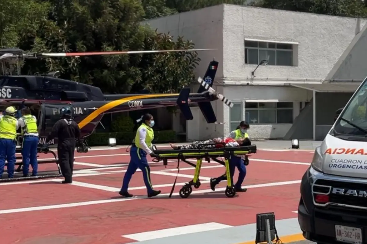 Traslado de menores intoxicados con monóxido de carbono al Hospital Pediátrico de Coyoacán. Foto: Omar Gómez.