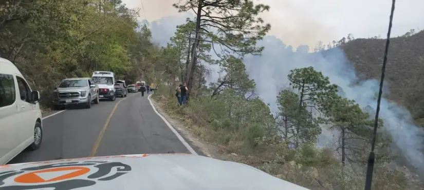 Rescate accidentados en carretera Cola de Caballo. FOTO | PC Nuevo León