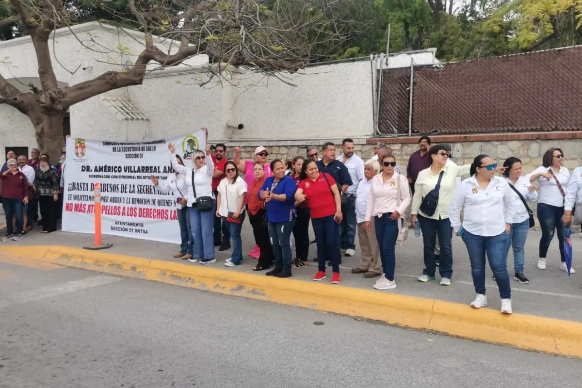 Trabajadores de la salud exigen la entrega de plazas y un alto los descuentos indebidos. Foto: Sanju Pineda