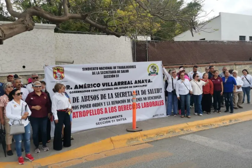 Trabajadores de la Secretaría de Salud montaron protesta en Casa de Gobierno. Foto: Sanju Pineda