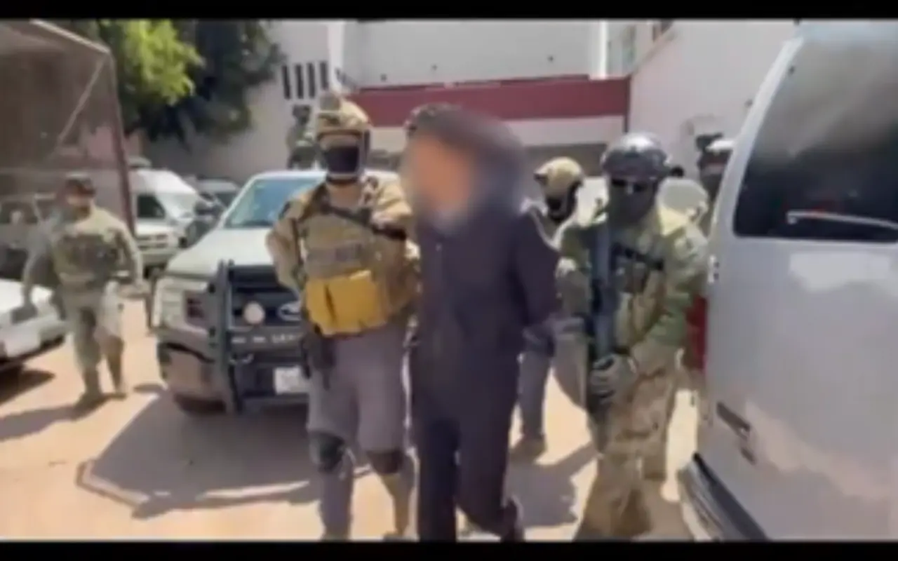 Óscar Daniel “N” exsubdirector de la Policía Municipal de San Vicente Chicoloapan fue detenido en Ecatepec Estado de México. Foto: Captura
