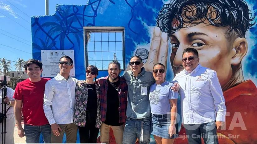 El mural, creado por el artista local Moisés Rayo Aguilar (Ojana Trazarte), refleja la imagen del rapero y resalta su importancia en la cultura musical mexicana. Foto: Irving Thomas / POSTA BCS
