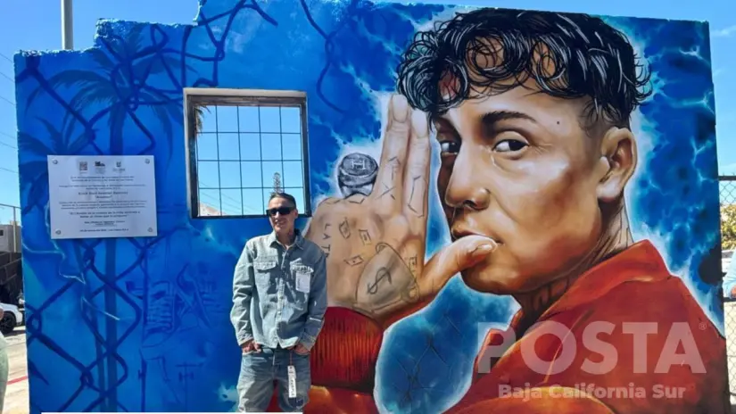 La placa instalada junto al mural destaca la trayectoria del rapero originario de Los Cabos y su impacto en la música mexicana. Foto: Irving Thomas / POSTA BCS