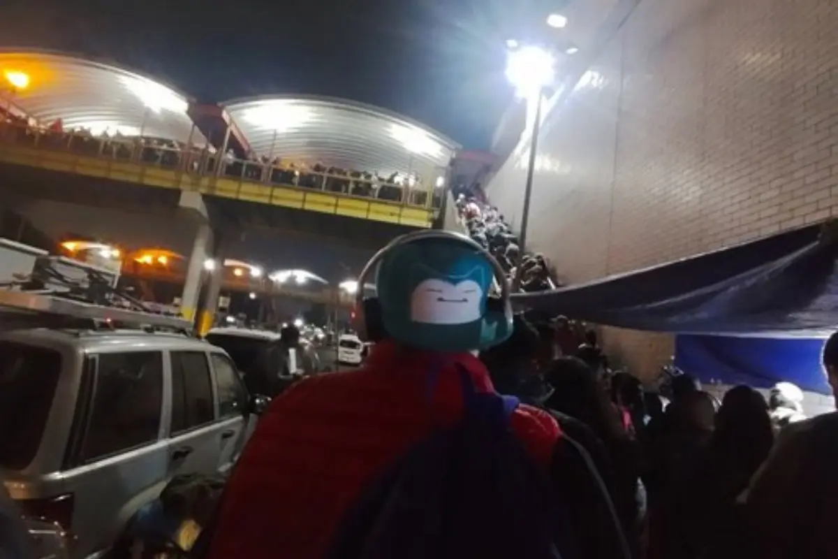 Personas esperando entrar al Metro de la Línea A.    Foto: X (Javier_MY98)