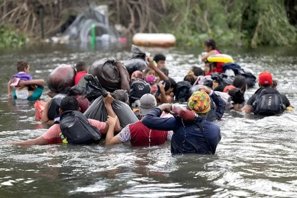 Migrantes cruzando a través de un río Foto: Gaceta UNAM