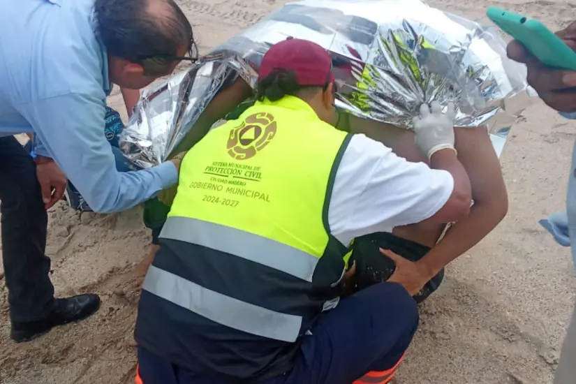 Menores rescatados de ser ahogados en playa Miramar. Foto: Carlos García