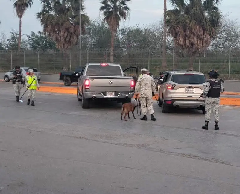 El aumento de las medidas de seguridad generó largas filas y redujo significativamente el flujo de vehículos y peatones entre ambos países. Foto: Redes sociales