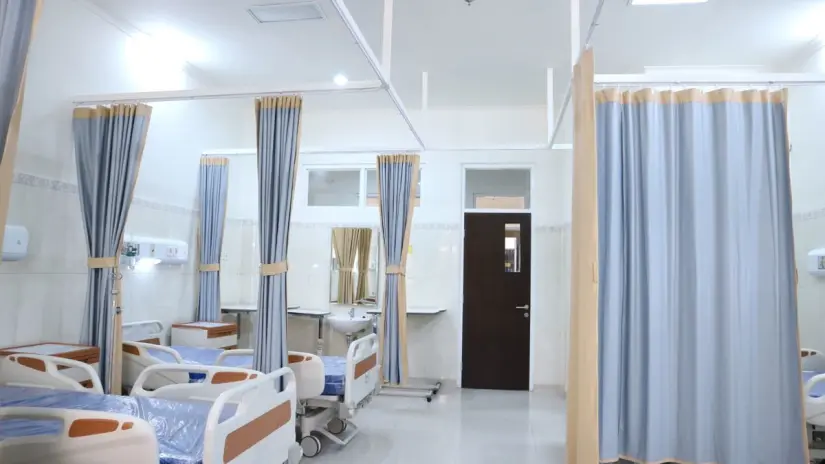 El director del Hospital Salvatierra enfrenta amenazas luego de ser acusado de negligencia en la atención médica. Foto: Canva