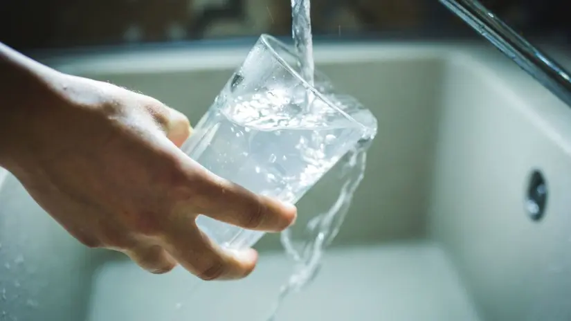 El tandeo de agua se implementa en Cabo San Lucas para repartir el suministro por turnos, pero los cambios constantes en los horarios generan quejas entre los residentes. Foto: Canva