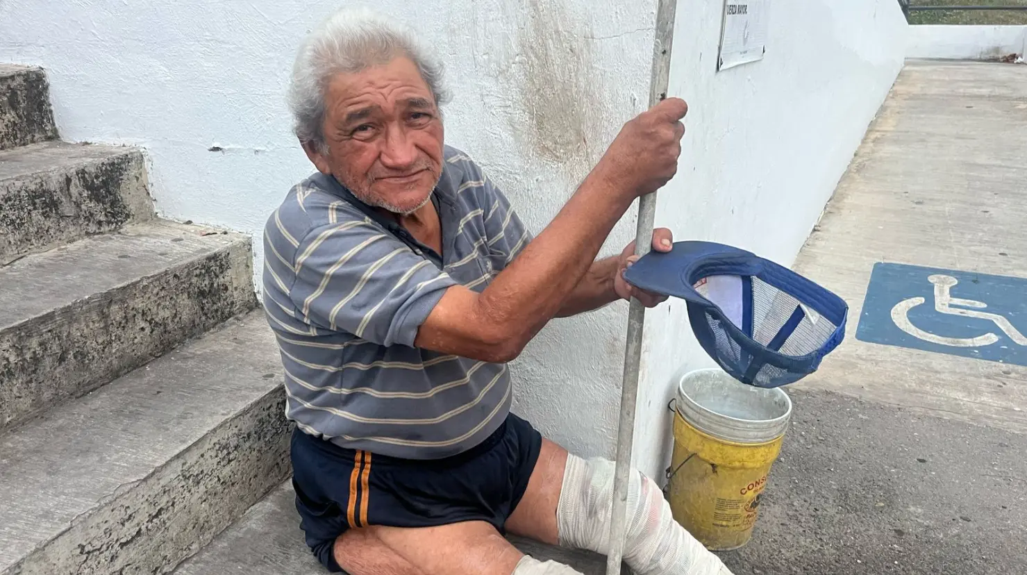 ¿Qué utiliza para caminar debido a la falta de muletas el adulto mayor?. Foto: Daniel Rodríguez