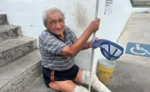 Adulto mayor pide ayuda en plaza de Mérida para comprar sus muletas