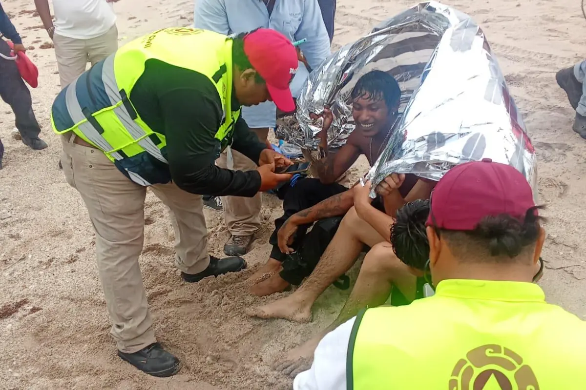 Uno de los menores rescatados ríe nerviosamente tras sobrevivir a la corriente y las olas de playa Miramar. Foto: Carlos García