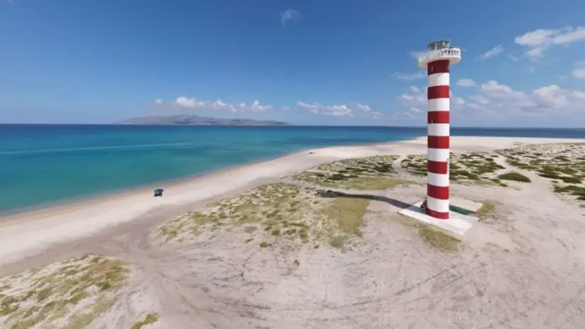 El mar tranquilo de Punta Arena es perfecto para practicar deportes acuáticos. Foto: Turismo La Paz