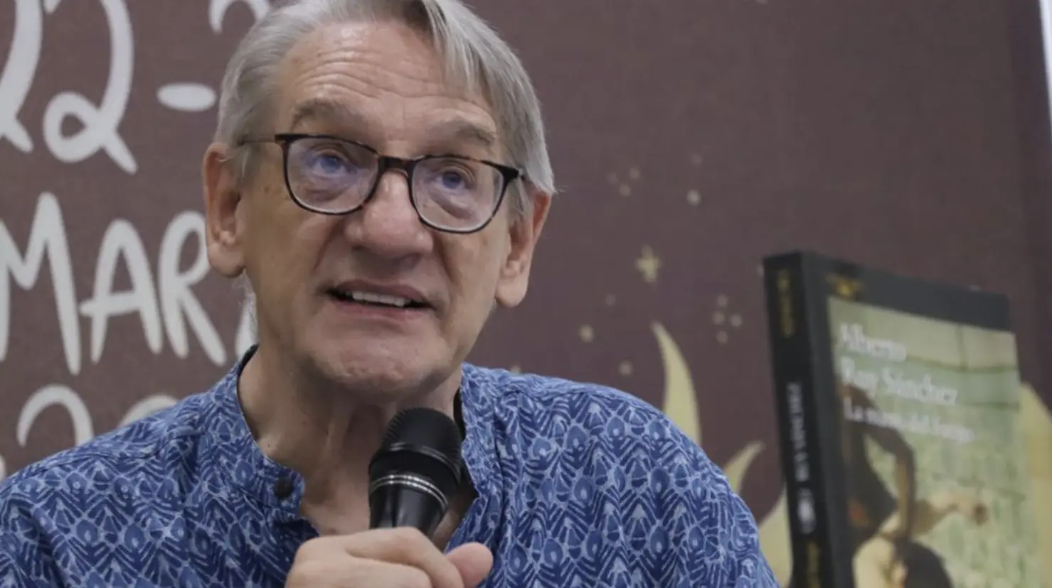 “La misión del poeta es observar y contar las maravillas”, afirmó el escritor Alberto Ruy Sánchez durante el encuentro con jóvenes en la FILEY 2025..- Fuente FILEY