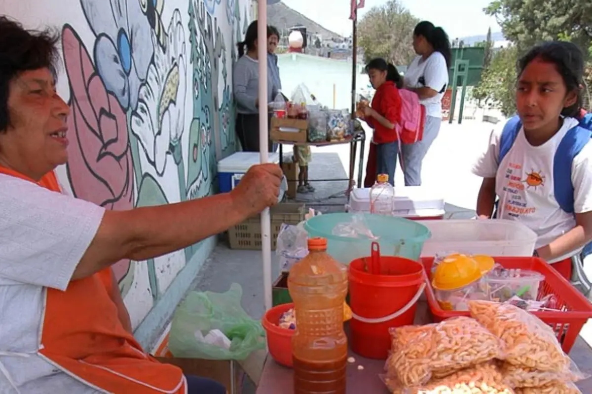 Vendedora de comida chatarra afuera de escuela Foto: Gobierno Morelos