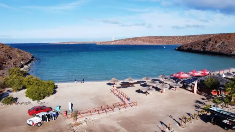 La playa El Tesoro es famosa por sus aguas tranquilas y claras, ideales para nadar y practicar esnórquel. Foto: Turismo La Paz