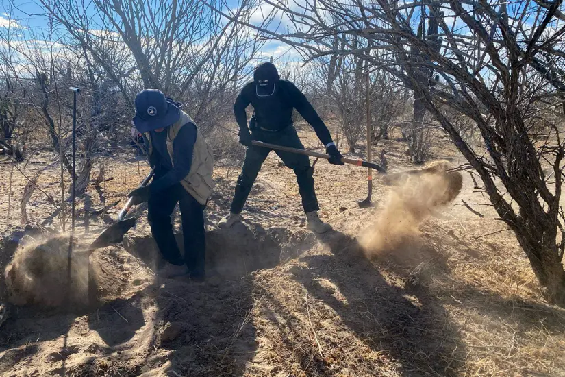 Trabajo en fosas clandestinas en San Juan de la Costa. Foto: Facebook de CEBP BCS.