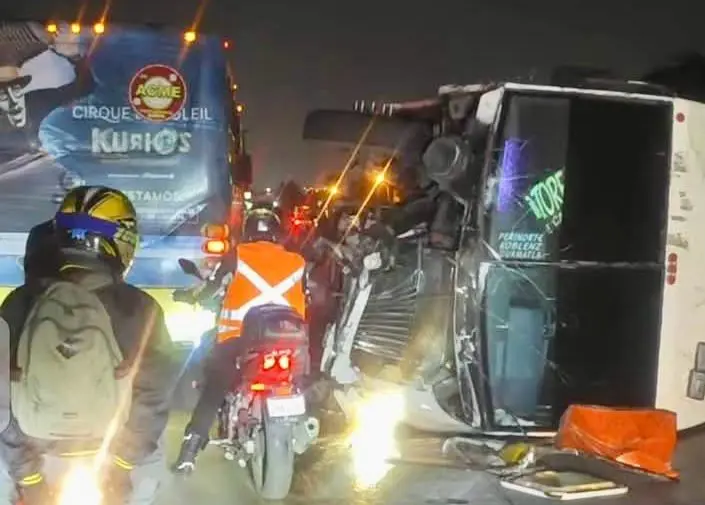 Cuatro personas resultaron lesionadas por el accidente entre el tráiler y el camión de pasajeros. Imagen: Cortesía